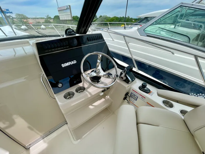 Slide: The Image of Boston Whaler 325 Conquest 2026 - 15