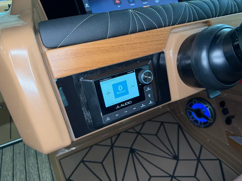 Slide: The Image of Harris Grand Mariner 250 2026 - 25