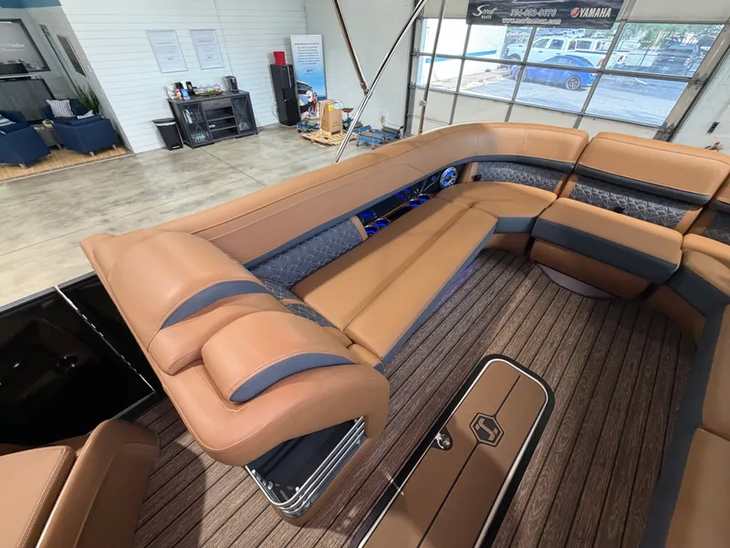 Slide: The Image of Harris Grand Mariner 250 2026 - 33