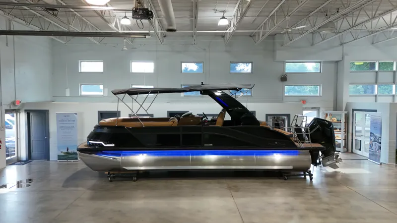 Slide: The Image of Harris Grand Mariner 250 2026 - 1