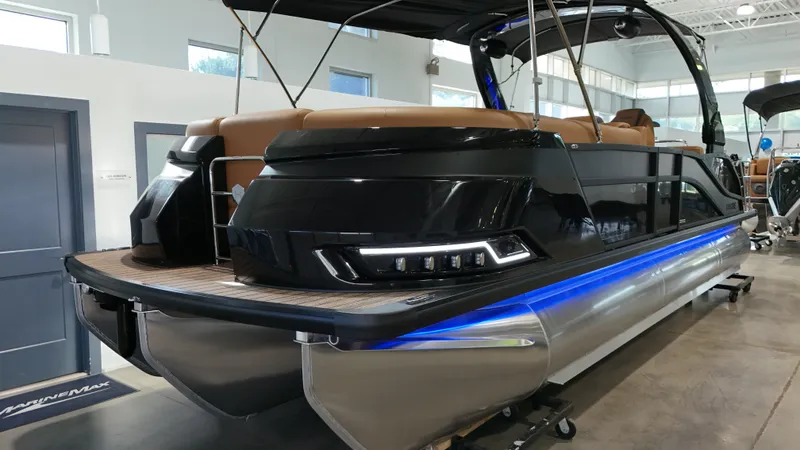 Slide: The Image of Harris Grand Mariner 250 2026 - 7