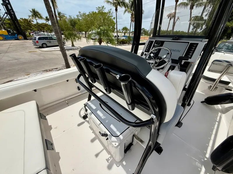 Slide: The Image of Robalo 222 EXPLORER 2024 - 11