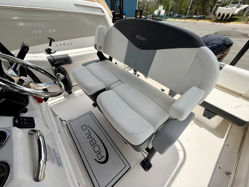 Slide: The Image of Robalo 222 EXPLORER 2024 - 12