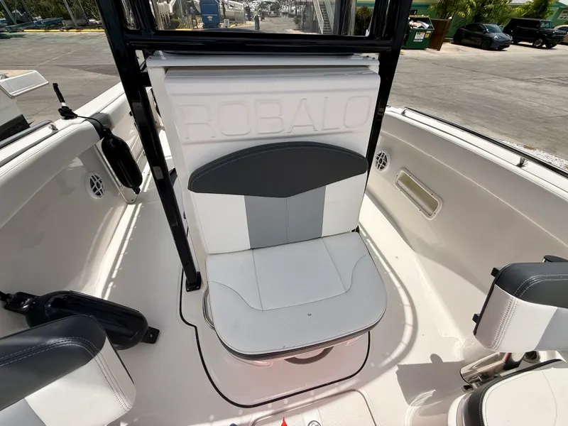 Slide: The Image of Robalo 222 EXPLORER 2024 - 25