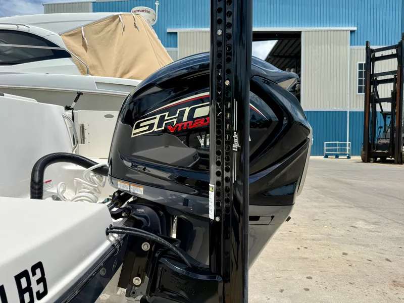 Slide: The Image of Robalo 222 EXPLORER 2024 - 28