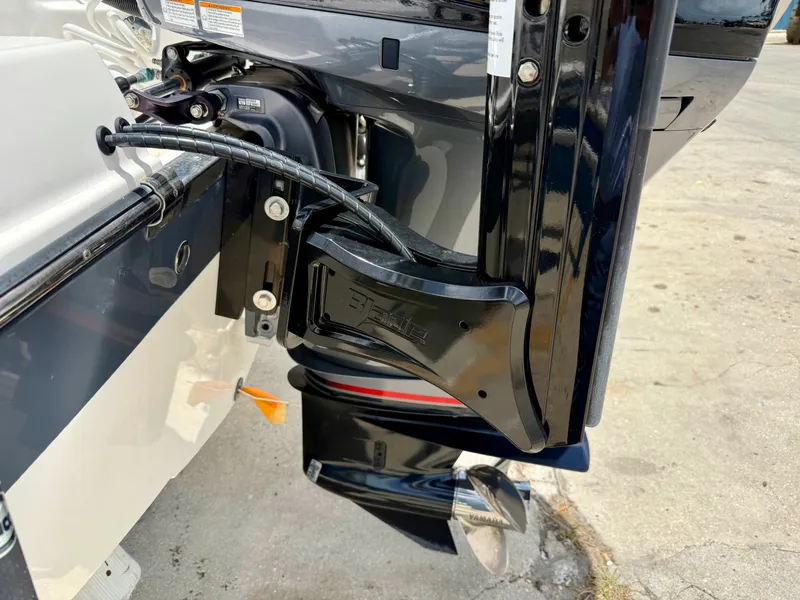 Slide: The Image of Robalo 222 EXPLORER 2024 - 29