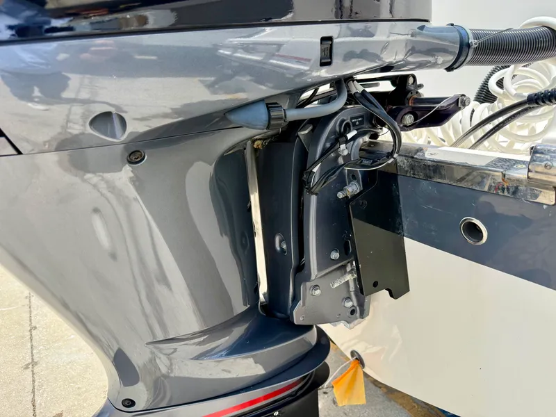 Slide: The Image of Robalo 222 EXPLORER 2024 - 32