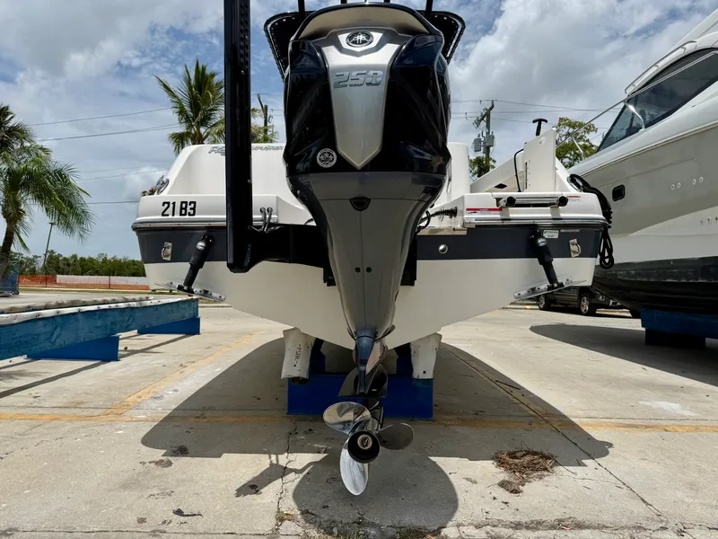 Slide: The Image of Robalo 222 EXPLORER 2024 - 33