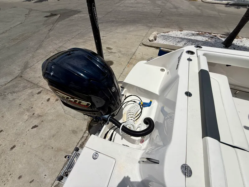 Slide: The Image of Robalo 222 EXPLORER 2024 - 4