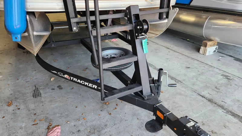 Slide: The Image of Tracker PARTY BARGE 20 DLX 2023 - 27