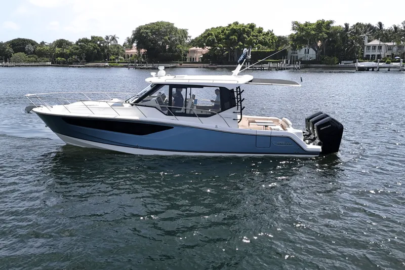 The Image of Boston Whaler 405 Conquest 2025 - 0