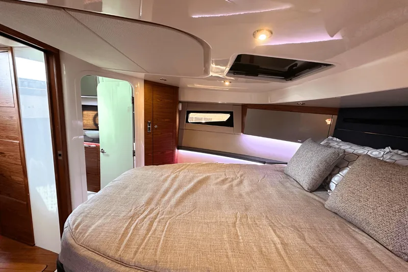 Slide: The Image of Boston Whaler 405 Conquest 2025 - 12