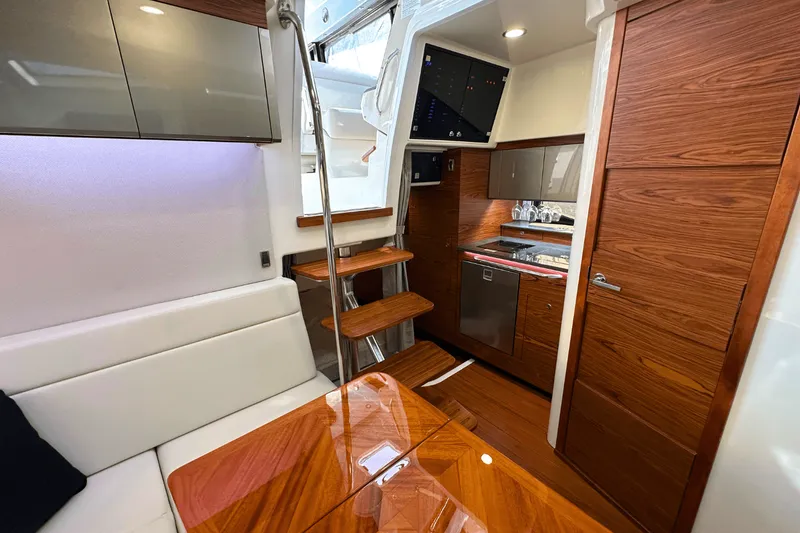 Slide: The Image of Boston Whaler 405 Conquest 2025 - 13