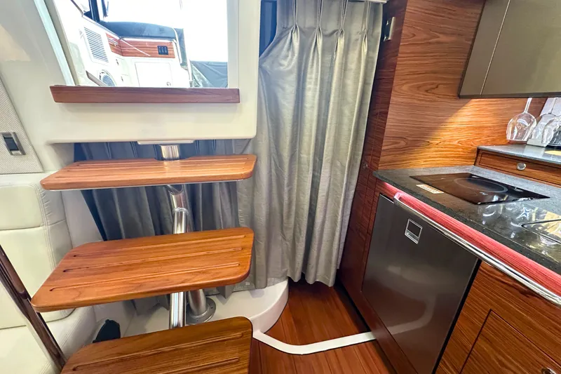 Slide: The Image of Boston Whaler 405 Conquest 2025 - 14