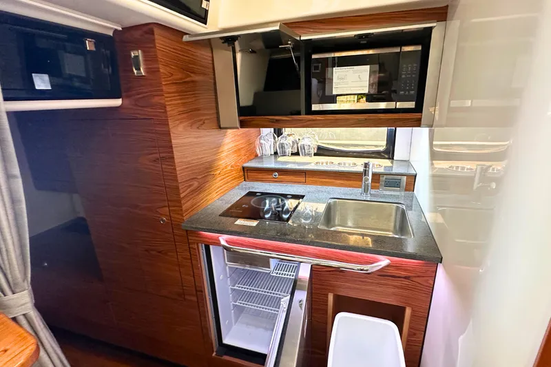 Slide: The Image of Boston Whaler 405 Conquest 2025 - 15