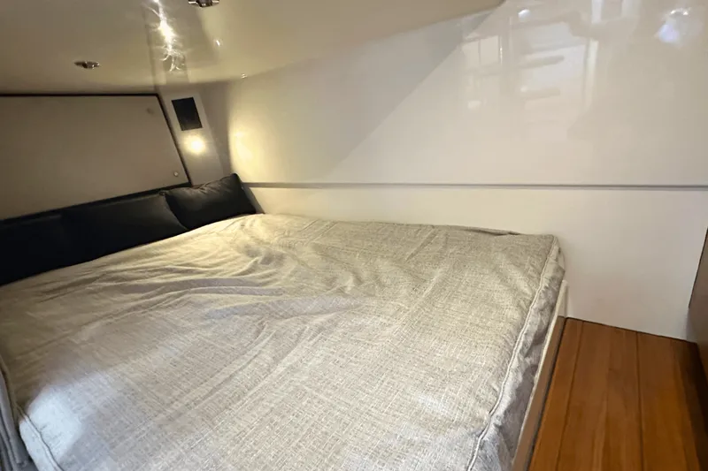 Slide: The Image of Boston Whaler 405 Conquest 2025 - 16