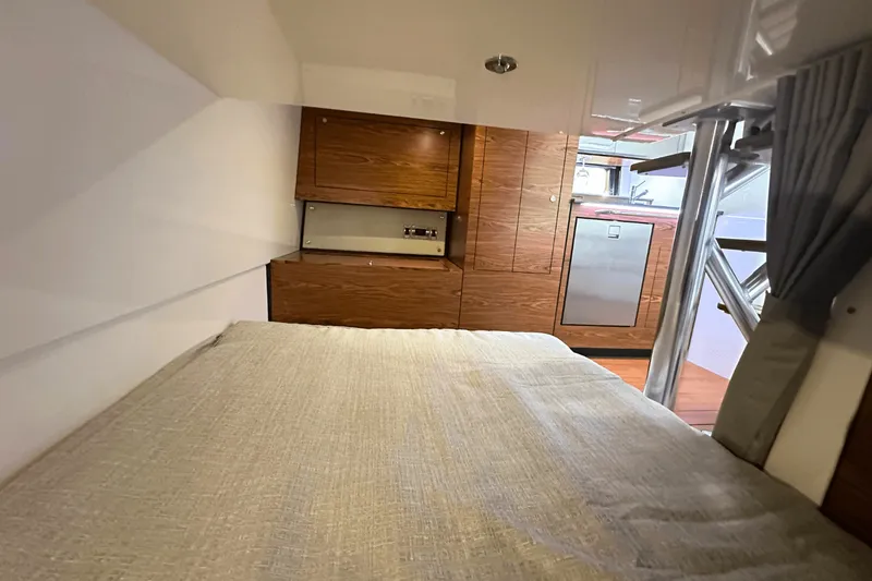 Slide: The Image of Boston Whaler 405 Conquest 2025 - 17