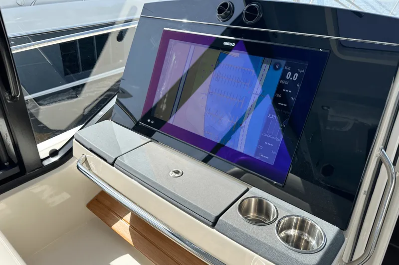 Slide: The Image of Boston Whaler 405 Conquest 2025 - 19