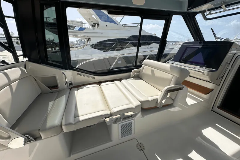 Slide: The Image of Boston Whaler 405 Conquest 2025 - 21