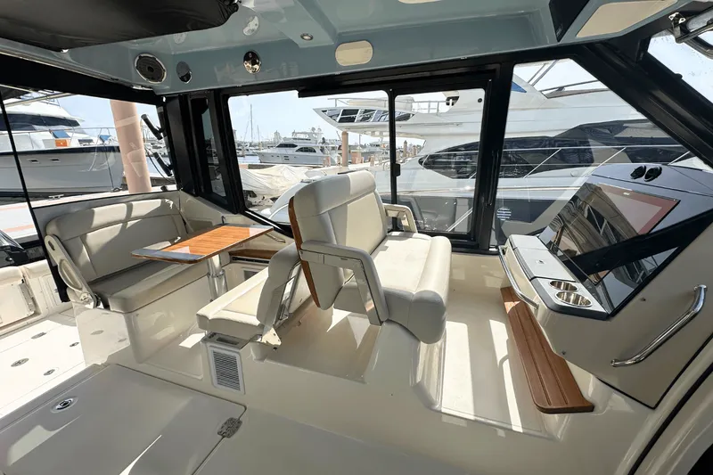 Slide: The Image of Boston Whaler 405 Conquest 2025 - 22