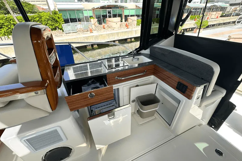 Slide: The Image of Boston Whaler 405 Conquest 2025 - 23
