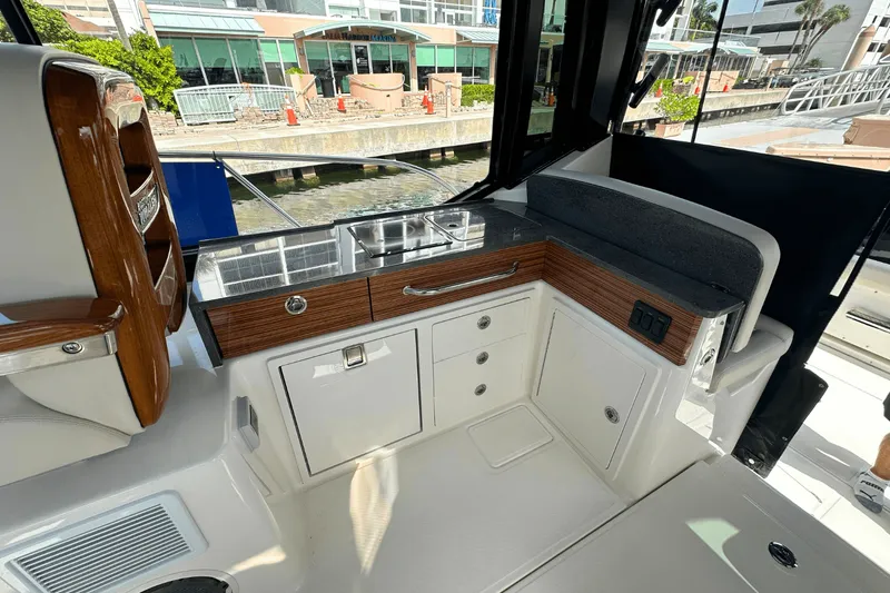 Slide: The Image of Boston Whaler 405 Conquest 2025 - 24