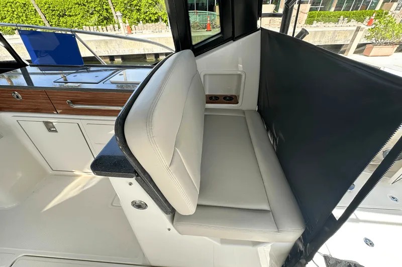 Slide: The Image of Boston Whaler 405 Conquest 2025 - 26
