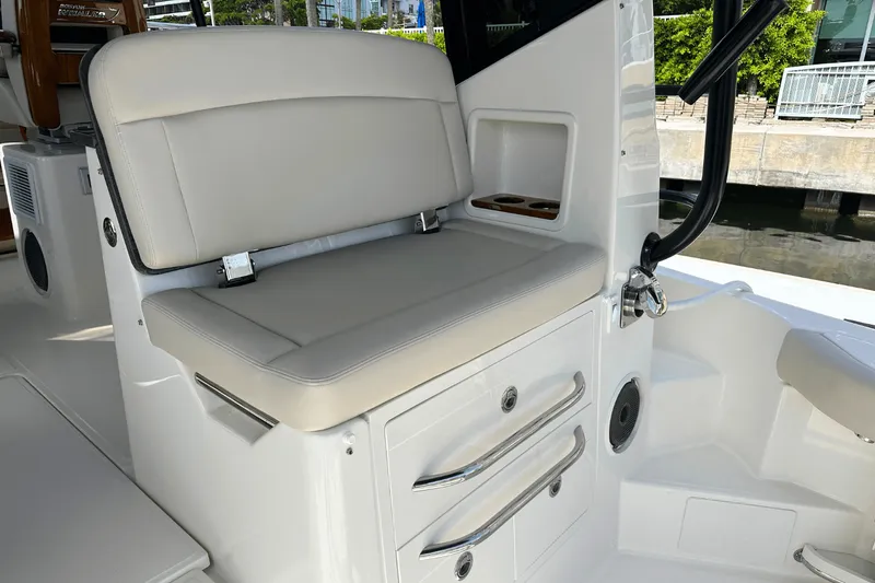 Slide: The Image of Boston Whaler 405 Conquest 2025 - 28
