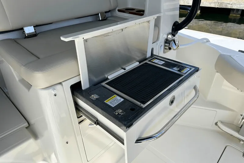 Slide: The Image of Boston Whaler 405 Conquest 2025 - 30