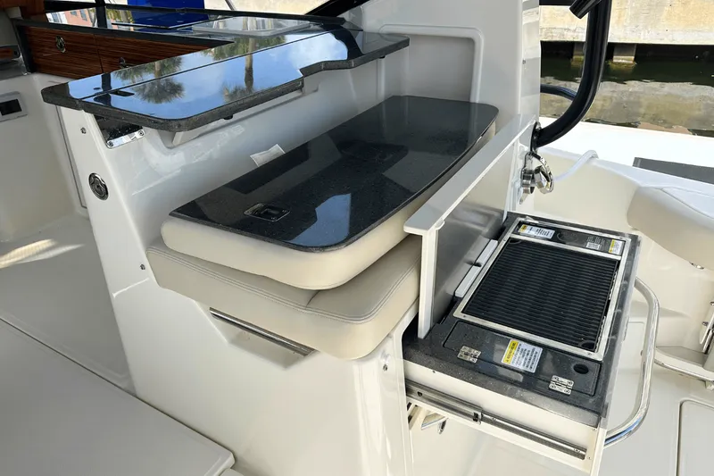 Slide: The Image of Boston Whaler 405 Conquest 2025 - 31