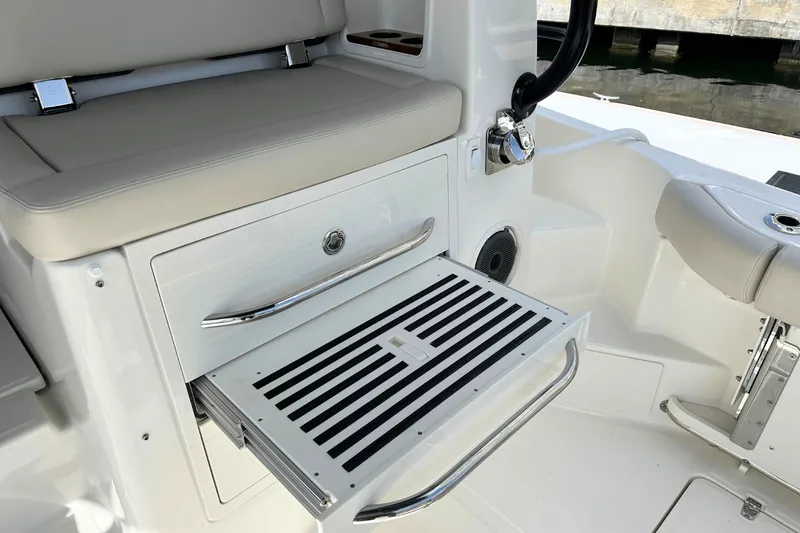 Slide: The Image of Boston Whaler 405 Conquest 2025 - 32