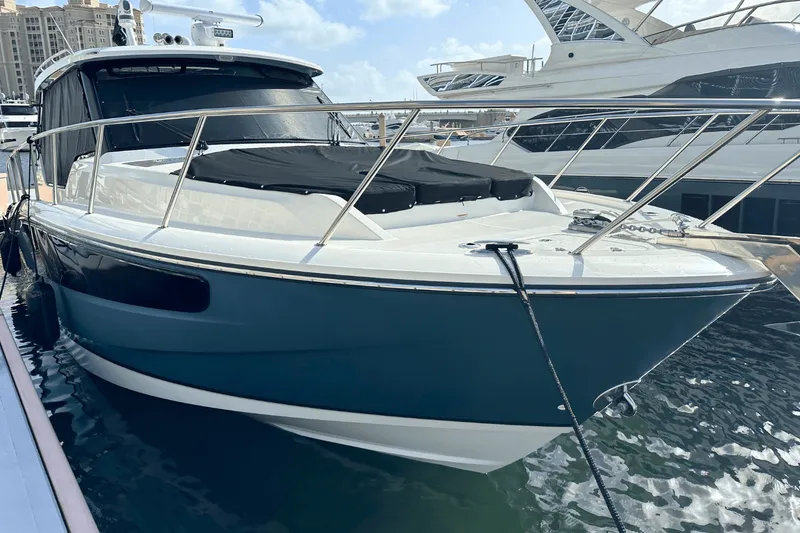 Slide: The Image of Boston Whaler 405 Conquest 2025 - 33