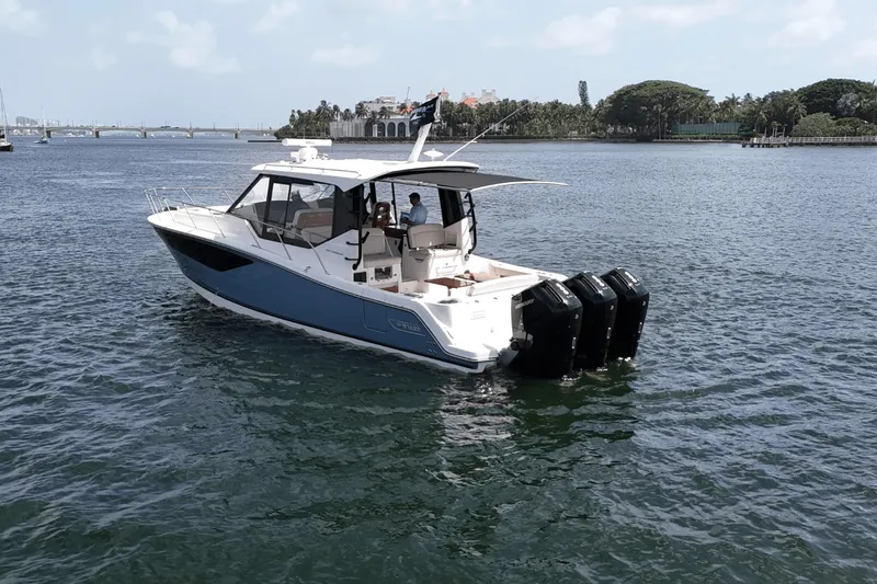 Slide: The Image of Boston Whaler 405 Conquest 2025 - 4