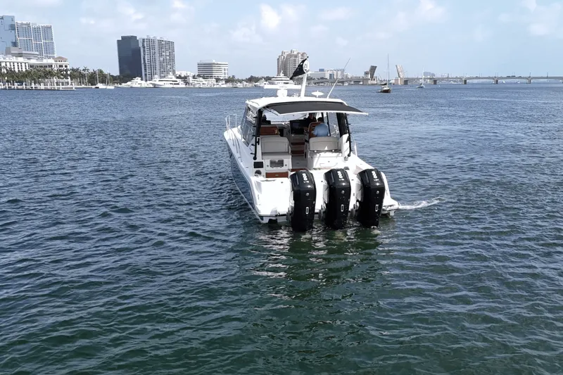 Slide: The Image of Boston Whaler 405 Conquest 2025 - 5