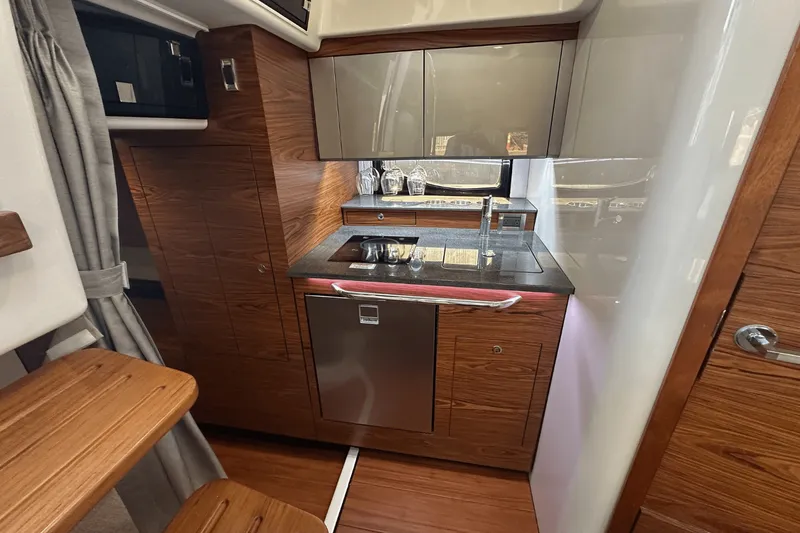 Slide: The Image of Boston Whaler 405 Conquest 2025 - 9