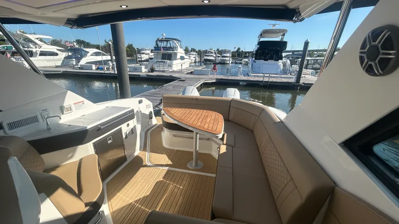 Slide: The Image of Sea Ray Sundancer 320 Outboard 2026 - 18