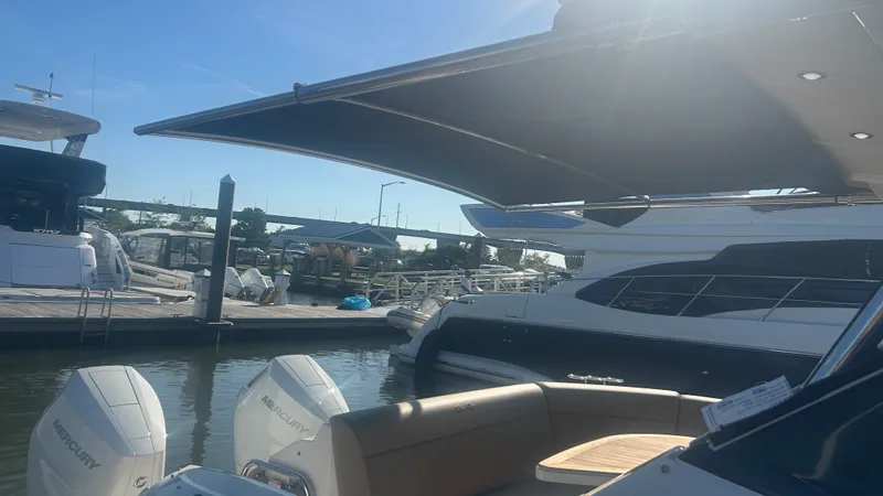 Slide: The Image of Sea Ray Sundancer 320 Outboard 2026 - 9