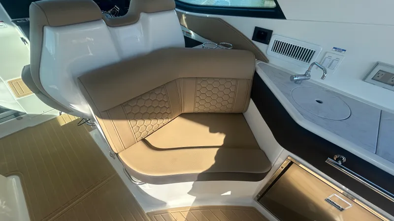 Slide: The Image of Sea Ray Sundancer 320 Outboard 2026 - 21