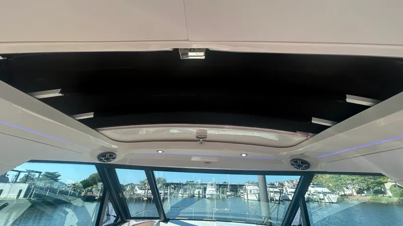 Slide: The Image of Sea Ray Sundancer 320 Outboard 2026 - 28
