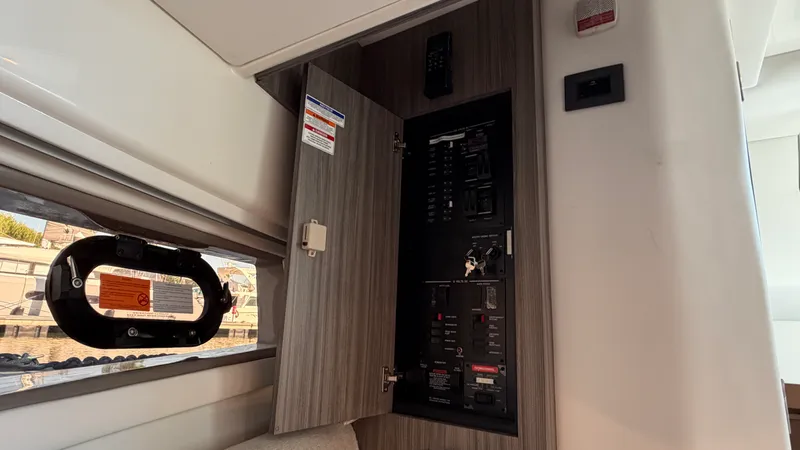 Slide: The Image of Sea Ray Sundancer 320 Outboard 2026 - 62