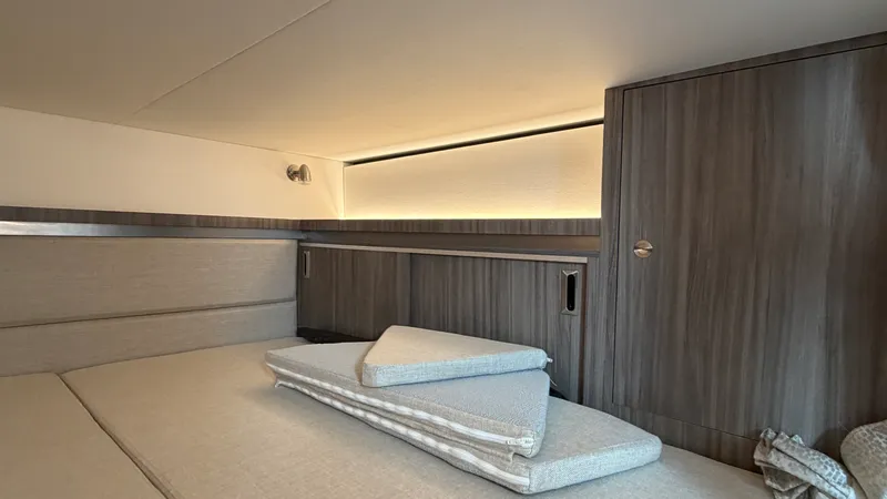 Slide: The Image of Sea Ray Sundancer 320 Outboard 2026 - 66