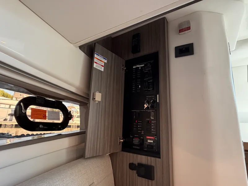 Slide: The Image of Sea Ray Sundancer 320 Outboard 2026 - 62