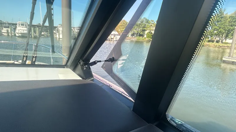 Slide: The Image of Sea Ray Sundancer 320 Outboard 2026 - 39