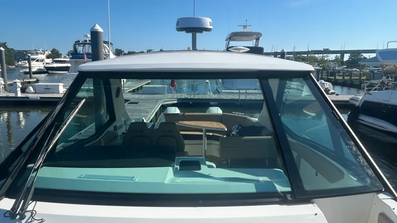 Slide: The Image of Sea Ray Sundancer 320 Outboard 2026 - 53