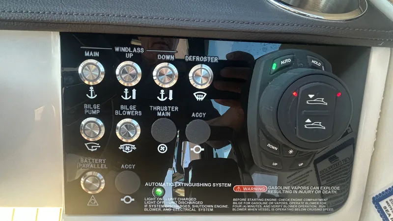 Slide: The Image of Sea Ray Sundancer 320 Outboard 2026 - 34