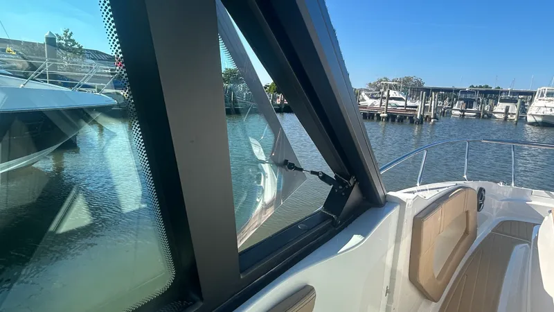 Slide: The Image of Sea Ray Sundancer 320 Outboard 2026 - 40