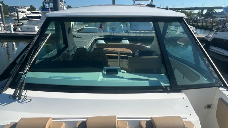 Slide: The Image of Sea Ray Sundancer 320 Outboard 2026 - 52