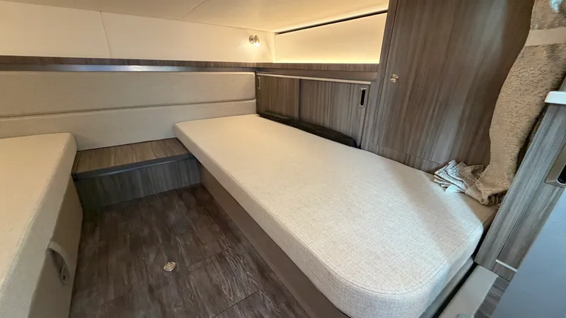 Slide: The Image of Sea Ray Sundancer 320 Outboard 2026 - 70