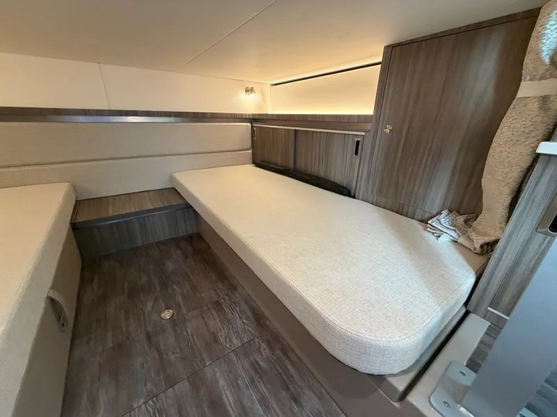 Slide: The Image of Sea Ray Sundancer 320 Outboard 2026 - 70