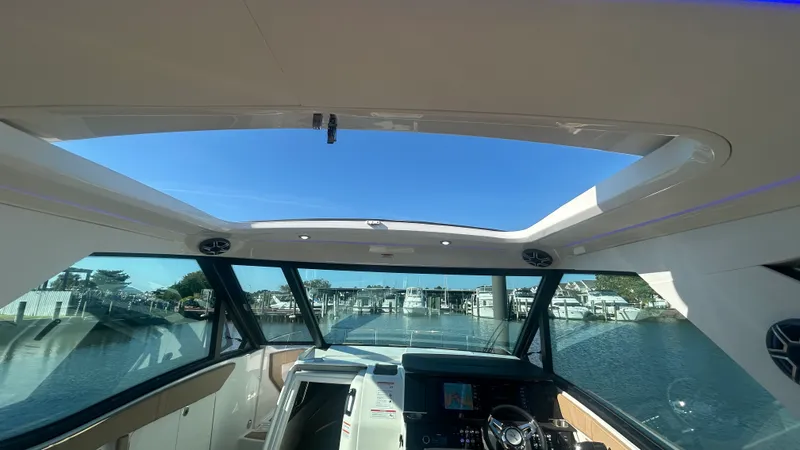 Slide: The Image of Sea Ray Sundancer 320 Outboard 2026 - 25